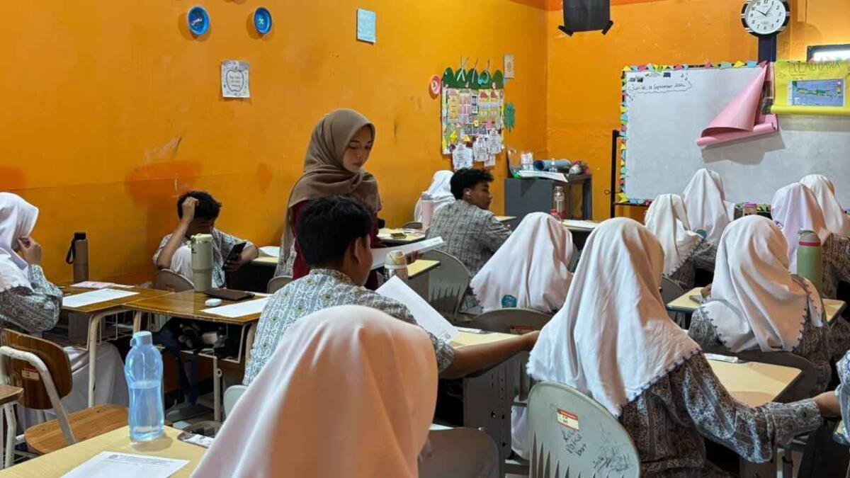 Mahasiswa PLP Umsura Ikut Awasi ASTS SMA Muhammadiyah 7 Surabaya