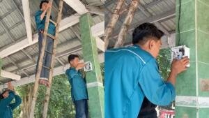 Mahasiswa Teknik Elektro UMG Pasang Lampu Otomatis di Makam Mbah Sentono