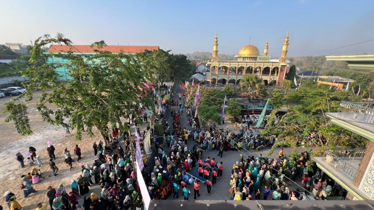 Membludak! Peserta Padati Jalan Santai Masyan 4 Dasawarsa Al-Ishlah