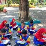 Mengikuti Serunya Siswa Kelas 2 Sekolah Inovatif Jagir Belajar di Alam