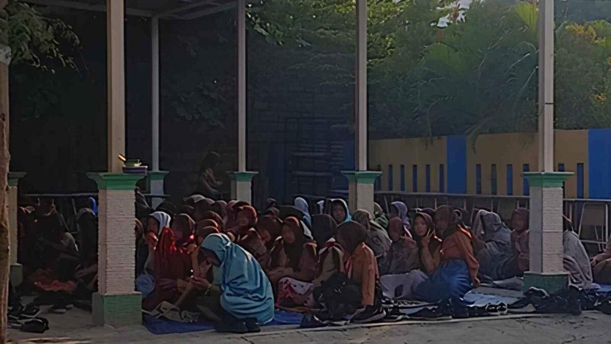 Menilik Pembiasaan Literasi Mahasiswa Umsura di SMPN 54 Surabaya