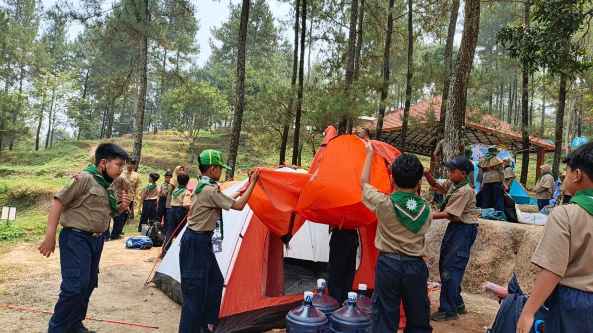 Mudri Camp 2026, Siswa SD Mudri Belajar Kemandirian lewat Mendirikan Tenda