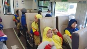 Naik Sancaka, Siswa Kelas V Sekolah Kreatif Baratajaya Belajar Mandiri Menuju Madiun