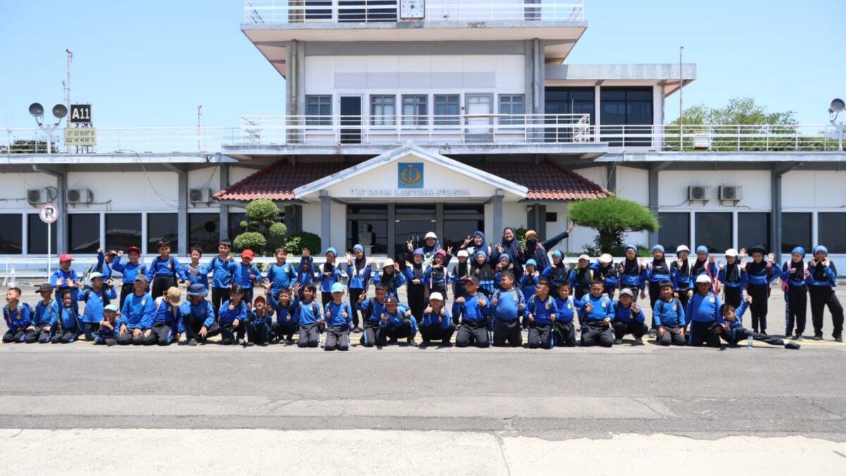 Outing Class, Siswa Kelas 3 SD Sakri Belajar di Rumah Pintar dan Museum Pesawat Juanda
