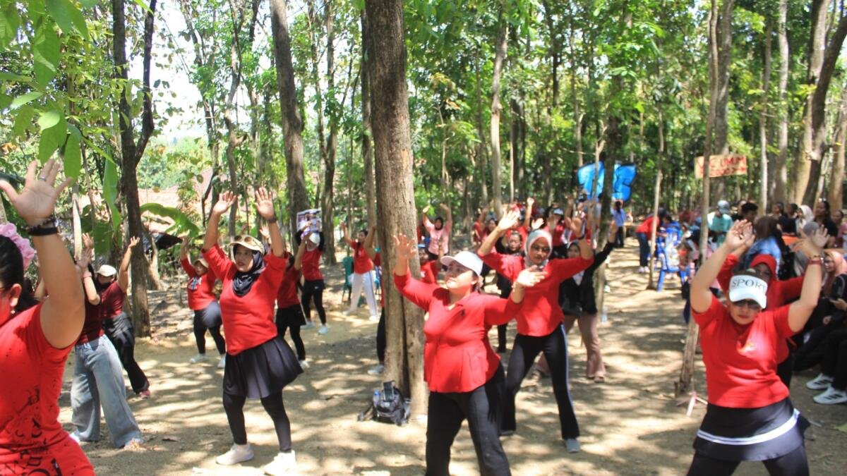 Pasar Raya PPK Ormawa IMM Ahmad Dahlan Unimus Kenalkan Potensi Desa Taruman