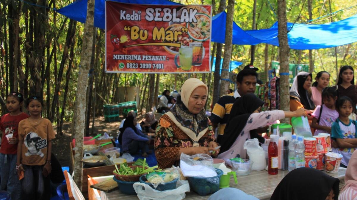 Pasar Raya PPK Ormawa IMM Ahmad Dahlan Unimus Kenalkan Potensi Desa Taruman