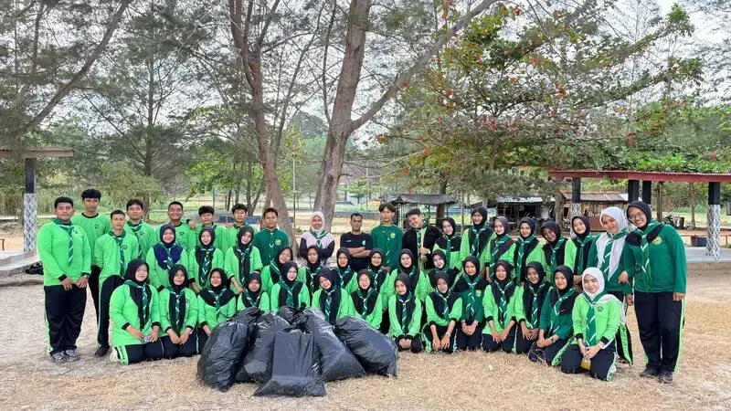 Pelajar Berkemajuan: HW SMA Muhammadiyah Toboali Aksi Bersih Pesisir Pantai dan Tempat Ibadah