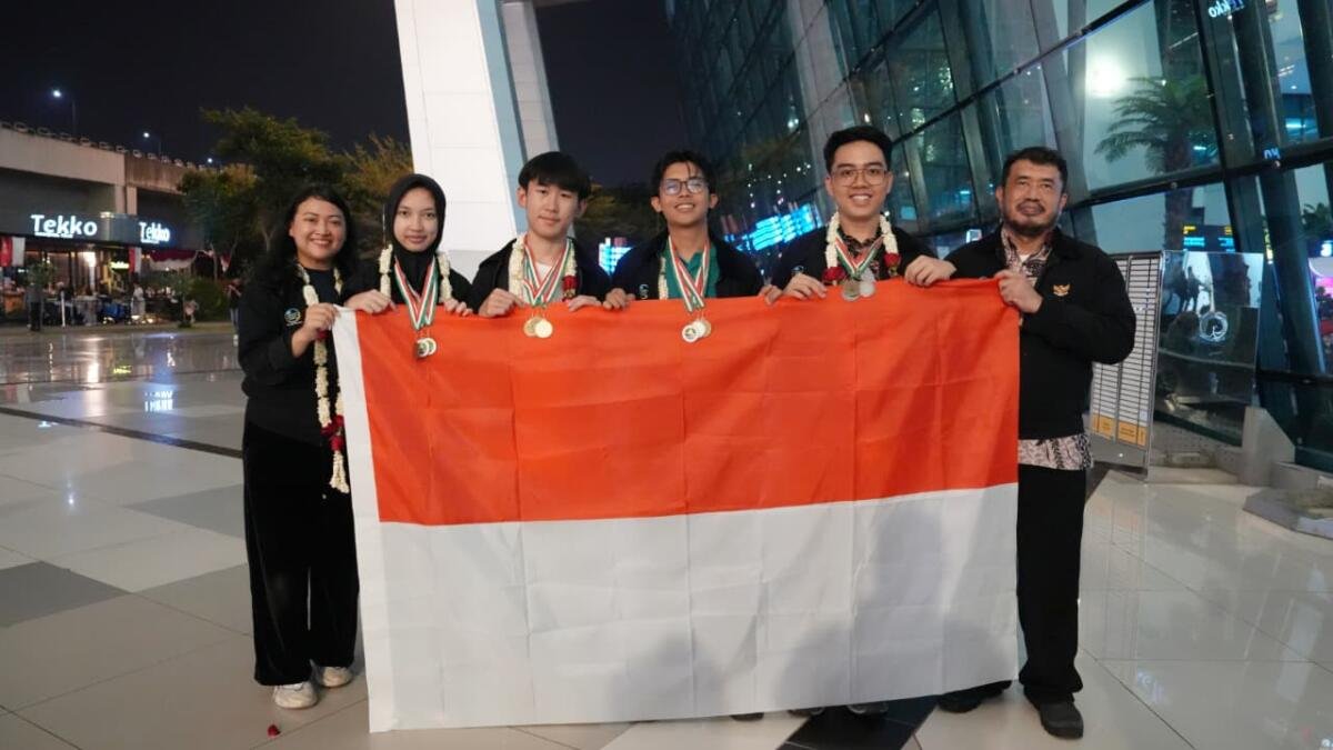 Pembinaan Kemendikdasmen Antarkan Murid Indonesia Raih 12 Medali dan Tiga Penghargaan YoRI di IESO 2026