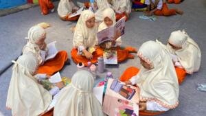 Pojok Buku di Kelas dan Perpustakaan Keliling Semarakkan Hari Literasi Sekolah Inovatif Jagir