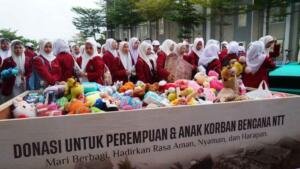 Ribuan Maba Umsura Angkat Boneka, Pembalut dan Popok untuk Korban Bencana NTT