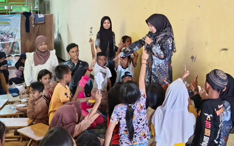 Serunya Lokasari di Bantaran Kalimas, Anak-Anak Belajar Cerita Sambil Adu Cepat Kuis