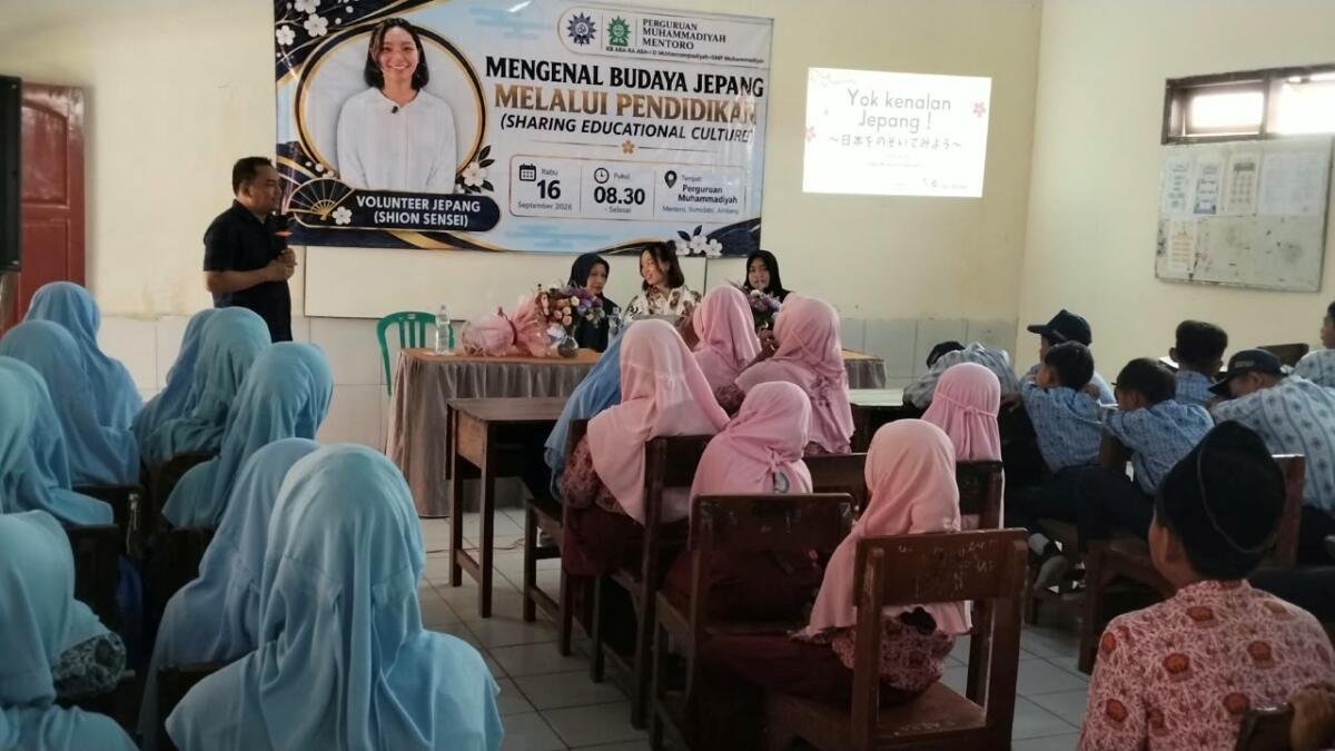 Shion Sensei Kenalkan Budaya Jepang kepada Siswa SD Muhammadiyah 1 Mentoro