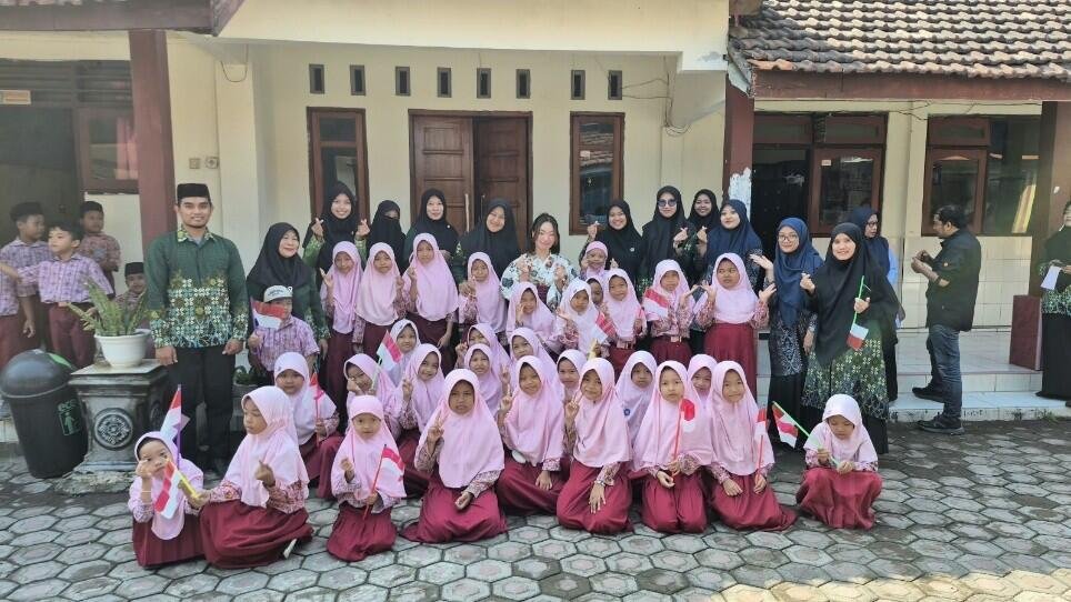 Shion Sensei Kenalkan Budaya Jepang kepada Siswa SD Muhammadiyah 1 Mentoro