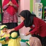 Siswa TK Aisyiyah 06 Mulyorejo Praktik Menggosok Gigi dan Cuci Tangan