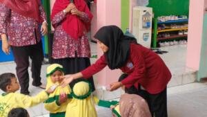 Siswa TK Aisyiyah 06 Mulyorejo Praktik Menggosok Gigi dan Cuci Tangan