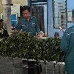 Subuh Berkah di Ngering, Mahasiswa KKN-T UMG Kelompok 22 Ikut Berbagi Sembako Usai Kajian Pagi