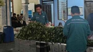 Subuh Berkah di Ngering, Mahasiswa KKN-T UMG Kelompok 22 Ikut Berbagi Sembako Usai Kajian Pagi