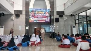 Super Parent SD Muhammadiyah 1 Krian Ajarkan Public Speaking kepada Siswa Kelas 4