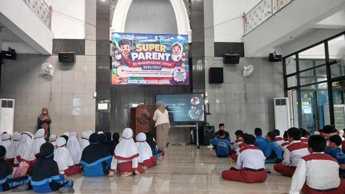 Super Parent SD Muhammadiyah 1 Krian Ajarkan Public Speaking kepada Siswa Kelas 4