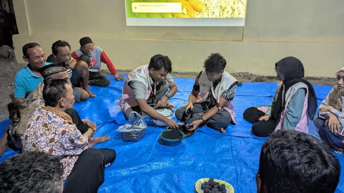 Ubah Limbah Jadi Cuan, Mahasiswa KKN UAD dan UMJ Olah Janggel Jagung Jadi Briket