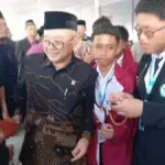 Wartawan Cilik Terobos Barisan Pengawalan Mendikdasmen Demi Liputan Berita