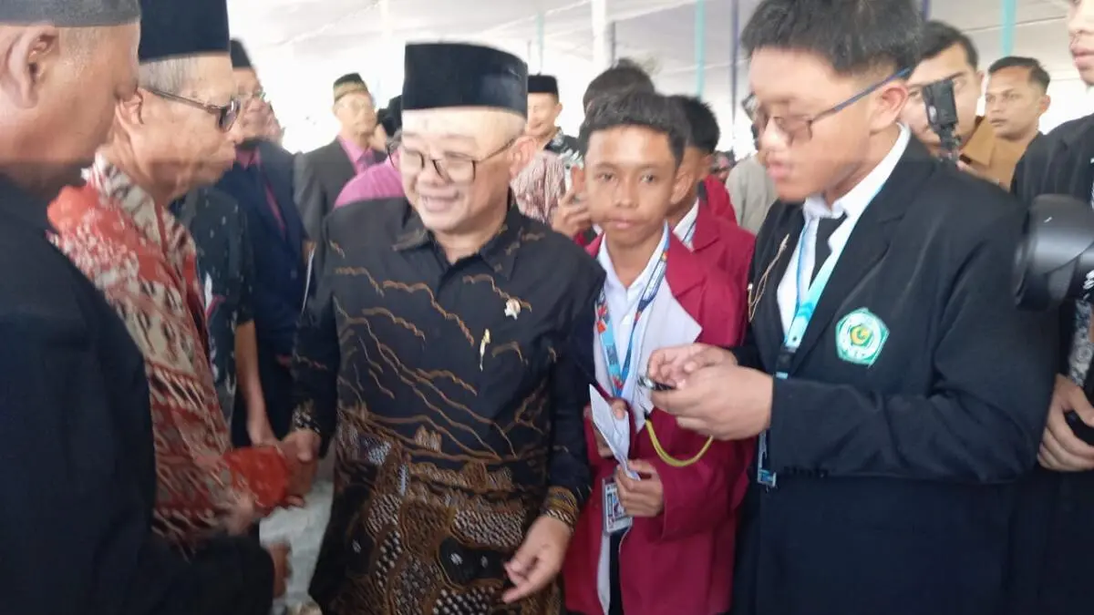 Wartawan Cilik Terobos Barisan Pengawalan Mendikdasmen Demi Liputan Berita