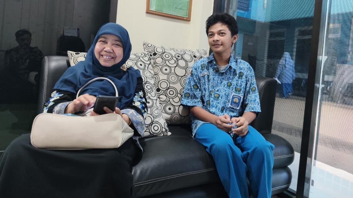 Wujud Kepedulian Pendidikan, dr. Zuhro Salurkan Bantuan Siswa melalui KL Lazismu SMP Muhammadiyah 11 Surabaya