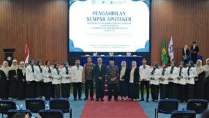 12 Apoteker Angkatan Pertama UM Bandung Resmi Disumpah, Rektor Tekankan Integritas