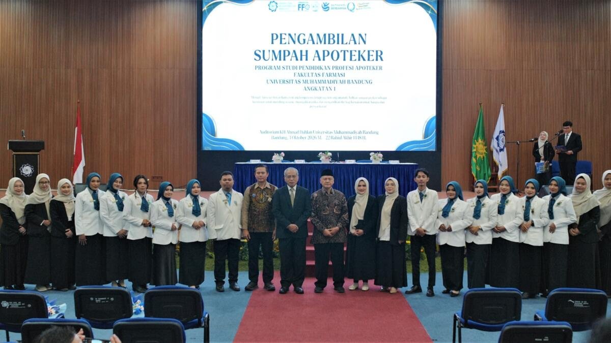12 Apoteker Angkatan Pertama UM Bandung Resmi Disumpah, Rektor Tekankan Integritas