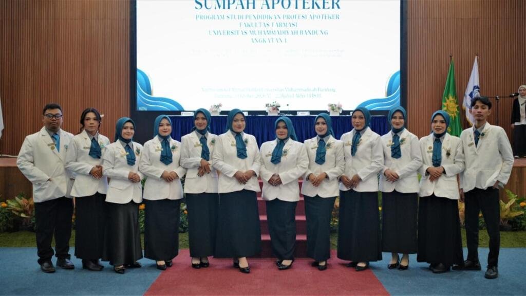 12 Apoteker Angkatan Pertama UM Bandung Resmi Disumpah, Rektor Tekankan Integritas