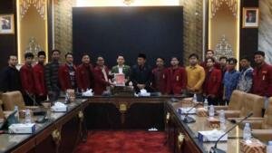 Akademi Politik Daerah 2026 DPD IMM Jatim Ditutup dengan penyerahan Policy Brief