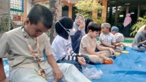 Anak Hebat SDM 3 Ikrom Wage Belajar Mengupas Telur, Latih Motorik dan Sensori