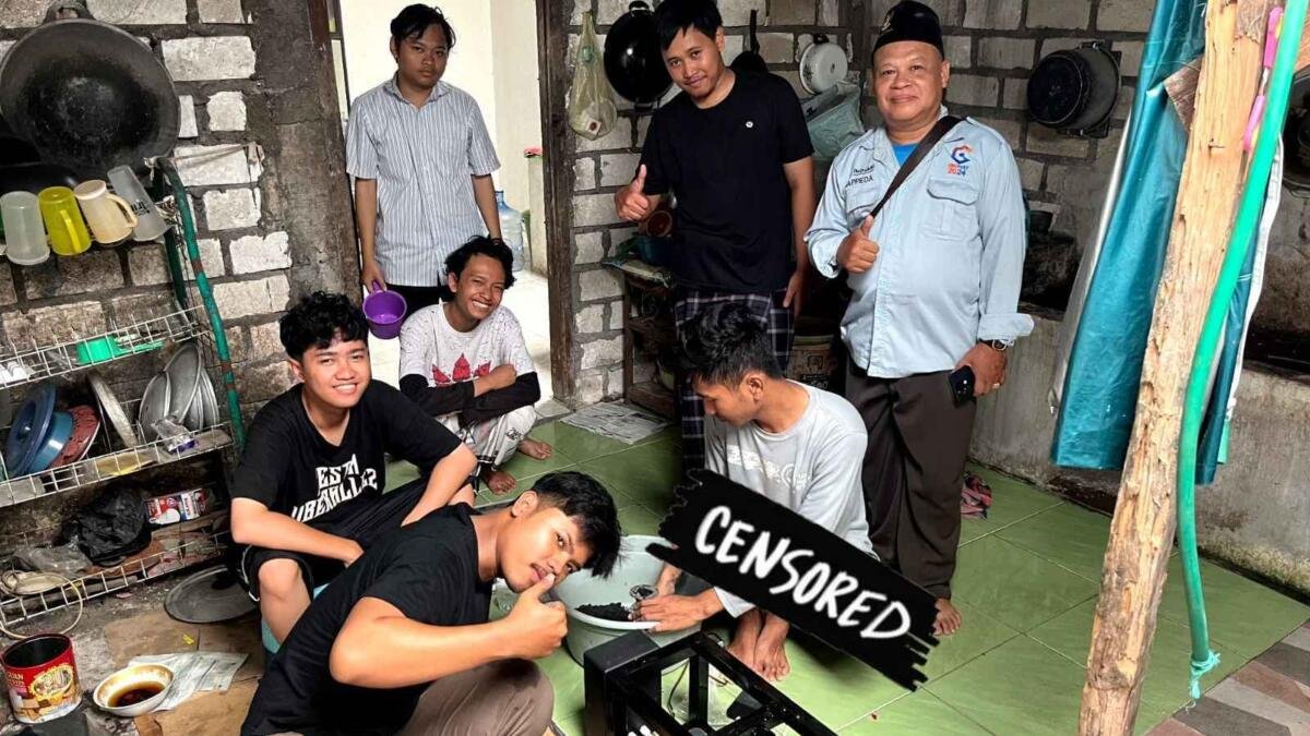 Bappeda Gresik Tinjau Uji Coba Mesin Briket Buatan Mahasiswa KKN-T UMG 