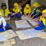 Belajar dari Bu Nanik, Siswa SD Ikrom Praktik Membuat Kerupuk Singkong