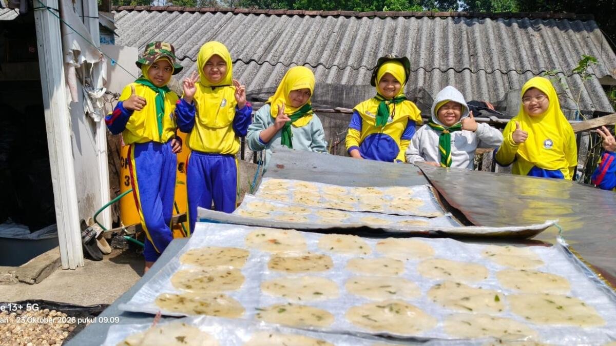 Belajar dari Bu Nanik, Siswa SD Ikrom Praktik Membuat Kerupuk Singkong