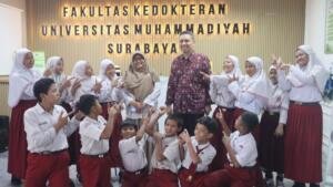 Belajar dari Dokter, Siswa Sekolah Inovatif Jagir Praktik Cek Denyut Nadi