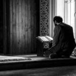 Beragam Gaya Duduk dalam Ibadah di Masjid dan Adabnya