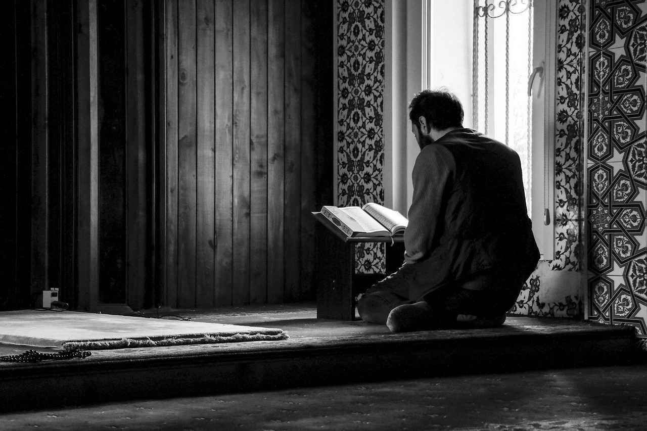 Beragam Gaya Duduk dalam Ibadah di Masjid dan Adabnya