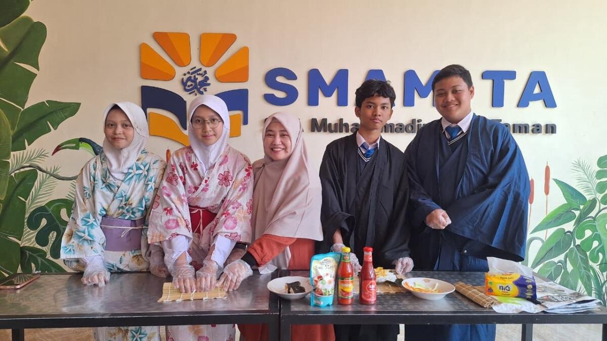 Berasa di Jepang, Siswa Spemduta Belajar Membuat Makizushi dan Mengenakan Yukata di Smamita