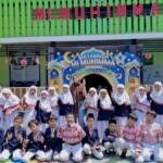 Dari Argentina ke Madiun, Siswa MI Muhimma Berebut Tanda Tangan Volunteer: Bahasa Inggris Jadi Jembatan ke Dunia