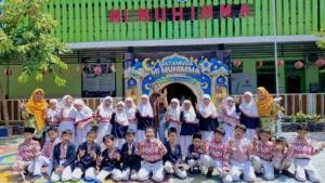Dari Argentina ke Madiun, Siswa MI Muhimma Berebut Tanda Tangan Volunteer: Bahasa Inggris Jadi Jembatan ke Dunia