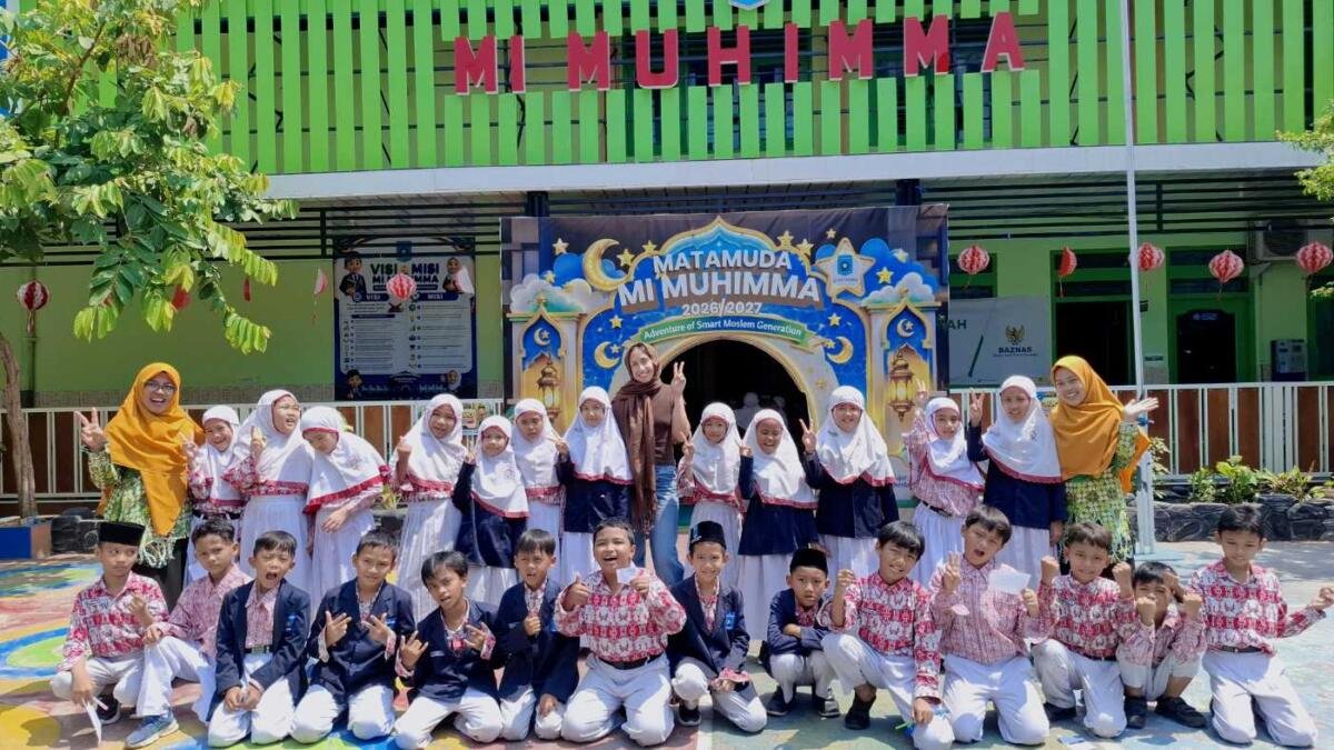 Dari Argentina ke Madiun, Siswa MI Muhimma Berebut Tanda Tangan Volunteer: Bahasa Inggris Jadi Jembatan ke Dunia