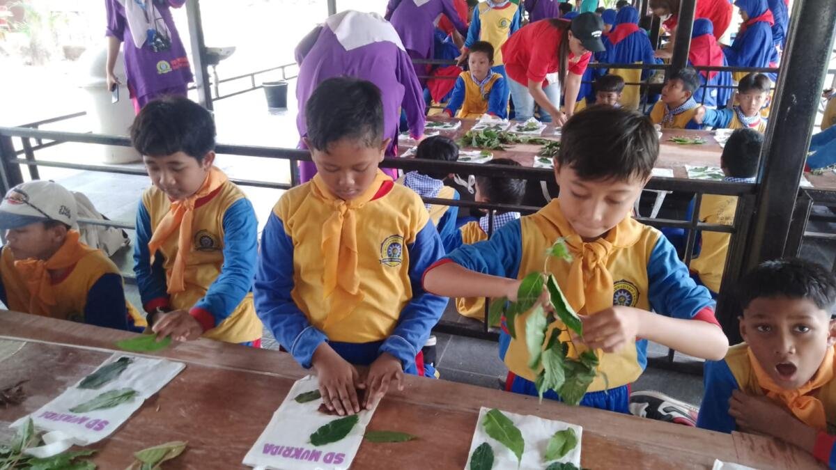 Dari Ecoprint hingga Flying Fox, 300 Siswa SD Mukrida Ikuti Outbound