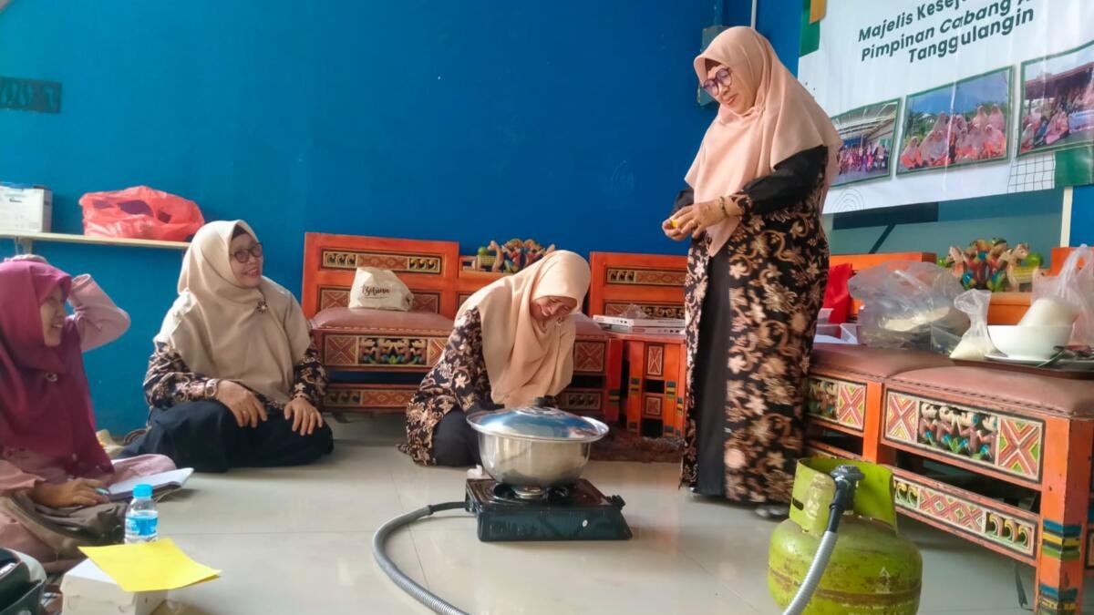 Daycare Lansia PCA Tanggulangin, Ajak Lansia Produktif Lewat Minuman Herbal Bunga Telang