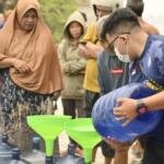 Di Tengah Musim Kemarau, Lazismu dan MDMC Kapuas Hadir Bawa Air dan Harapan