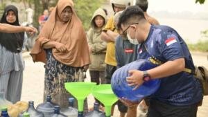 Di Tengah Musim Kemarau, Lazismu dan MDMC Kapuas Hadir Bawa Air dan Harapan
