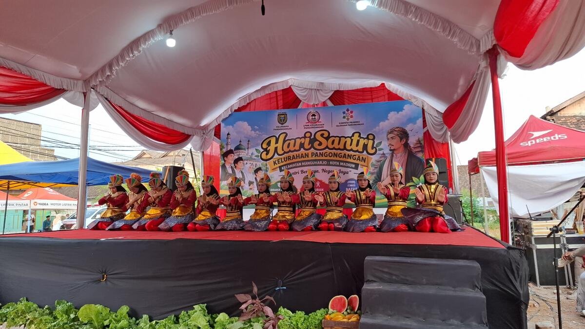 Dua Penampilan, Satu Semangat: Aksi Siswi MI Muhimma di Festival Santri Pangongangan