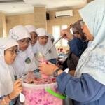 Fresh Creation Project: Siswa Kelas 6 SDM 18 Surabaya Berkreasi Membuat Es Teler