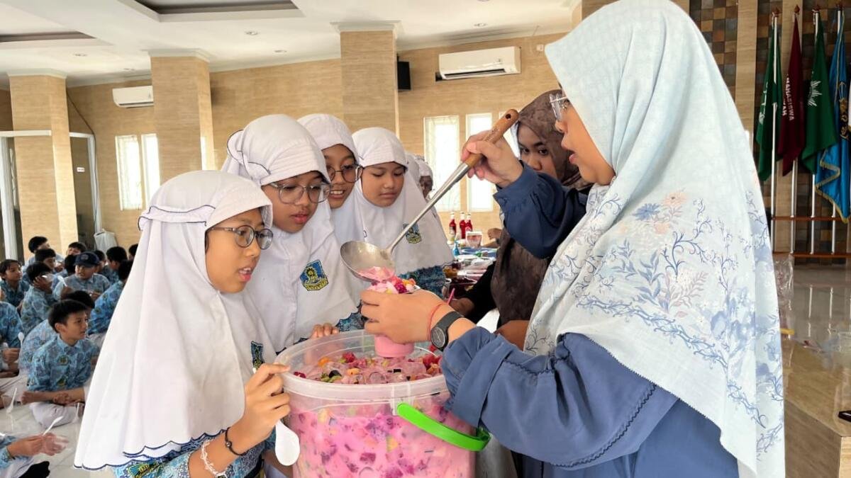 Fresh Creation Project: Siswa Kelas 6 SDM 18 Surabaya Berkreasi Membuat Es Teler