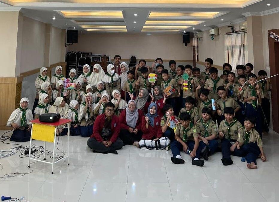 Green School PLP 2 Umsida, Siswa SD Muhammadiyah 2 Sidoarjo Sulap Sampah Jadi Hiasan